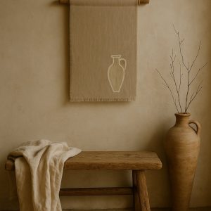 Olé & Co Naturel kleur wandkleed met afbeelding van een tinaja. Houten oude bakje met een linnen lap en tinaja