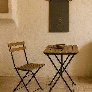 Olé & Co Linnen wandkleed aan stok tegen de muur hangend met daaronder een houten bankje met linnen kleed en tinaja