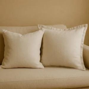 Naturel kussen hoezen in 2 verschillende uitvoeringen in de hoek van een sofa