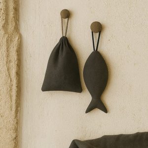 Linnen vis en pouch aan de muur.Olé & Co