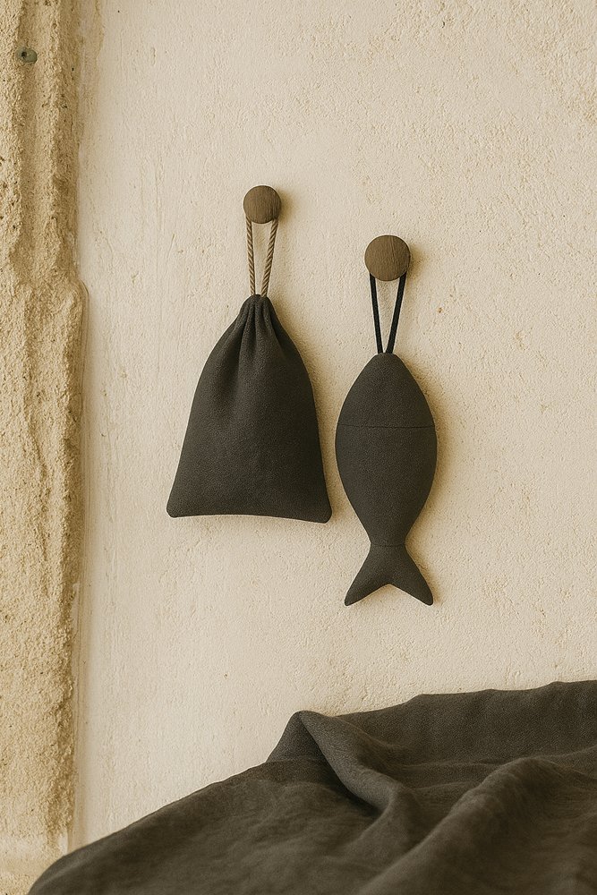 Linnen vis en pouch aan de muur.Olé & Co