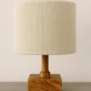 Katoenen lampenkap op olijfhoutenvoet, kleur kap is ecru