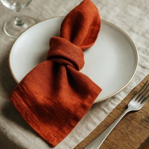 Olé & Co Europees linnen servet op bord met bestek en glas op een linnen ondergrond op tafel