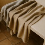 Olé & Co Linnen doeken op een bankje gedrappeerd, een pure vezel met karakter