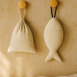 Linnen vis met pouch aan de muur van echt linnen