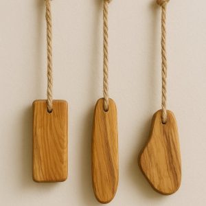 Olé & Co Set van drie geurblokjes van olijfhout met jute touwtje – elk blokje uniek in vorm en nerftekening