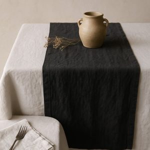 Olé&Co tafelinnen van Europees linnen in de kleur charcoal gray met tinaja en droogbloemen