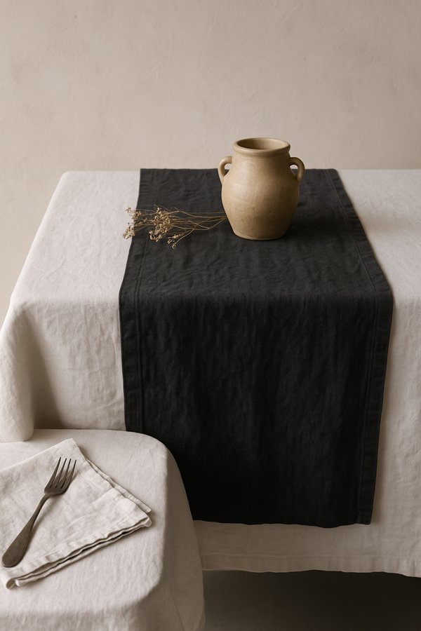 Olé&Co tafelinnen van Europees linnen in de kleur charcoal gray met tinaja en droogbloemen