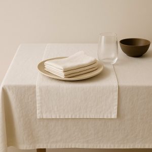 Olé & Co tafelloper in offwhite van Europees Linnen, bord met servertjes, glas en schaaltje in sfeersetting