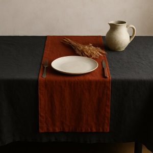 Olé&Co Europees linnen tafelrunner in de kleur terracota rust en charcoal gray tafelaken met bord en droogboeket in mediterrane sfeer