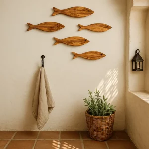 Olijfhouten schoolvisjes aan de muur bij raam met plant, natuurlijk licht