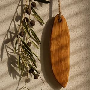 Olijfhouten geurblokje hangend aan touw in warm mediterraan interieurlicht