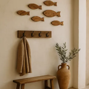 Olijfhouten wanddecoratie met school vissen in mediterrane setting bij bankje en tinaja