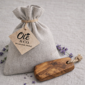 Cadeauset met linnen lavendelzakje en handgemaakt olijfhouten geurblokje – Olé & Co.