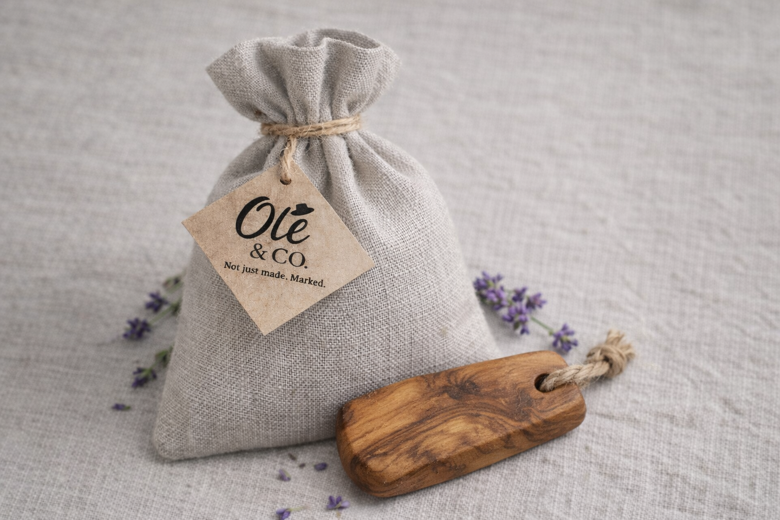Cadeauset met linnen lavendelzakje en handgemaakt olijfhouten geurblokje – Olé & Co.