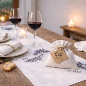 Olé & Co sfeerfoto van mediterranse gedekte tafel met tablerunner, servetten en geurzakje met lavendel in de kleur linnen offwhite