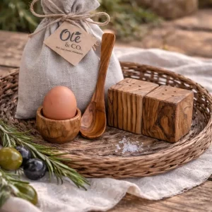 Olijfhouten ontbijtset met eierdopje, eierlepeltje en peper- en zoutset in linnen zakje