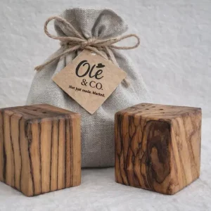 Olé & Co. Setje van olijfhout en linnen. Peper en zout setje als gift set