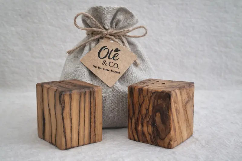 Olé & Co. Setje van olijfhout en linnen. Peper en zout setje als gift set