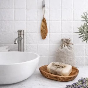 Badkamer cadeauset met olijfhouten zeepschaaltje, natuurlijke zeep en linnen zakje